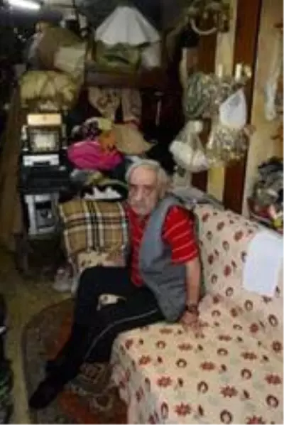 Babası için sahte bir mezarın önünde poz vermişti Babası için sahte bir mezarın önünde poz vermişti