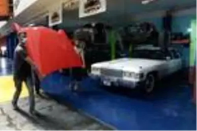 Bankacılığı bırakıp klasik otomobil tamirine başladı! Restore ettiği araçların değeri 1 milyona ulaşıyor Bankacılığı bırakıp klasik otomobil tamirine başladı! Restore ettiği araçların değeri 1 milyona ulaşıyor