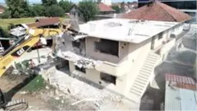 Başiskele'de can güvenliğini tehdit eden metruk binalar yıkılıyor Başiskele'de can güvenliğini tehdit eden metruk binalar yıkılıyor