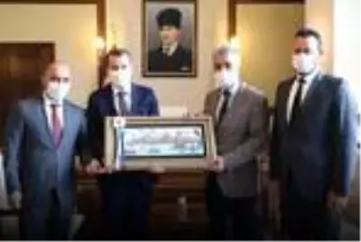 Başkan Arısoy'dan Erzincan Valisi Mehmet Makas'a 'hayırlı olsun' ziyareti Başkan Arısoy'dan Erzincan Valisi Mehmet Makas'a 'hayırlı olsun' ziyareti