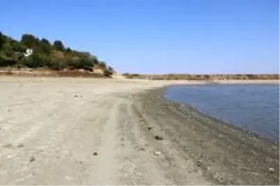 Bıyıkali Göletinde su seviyesi düştü sulamaya ara verildi Bıyıkali Göletinde su seviyesi düştü sulamaya ara verildi