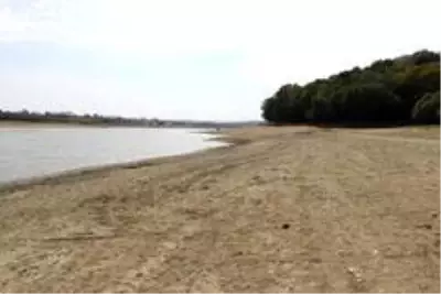 Bıyıkali Göletinde su seviyesi düştü sulamaya ara verildi Bıyıkali Göletinde su seviyesi düştü sulamaya ara verildi