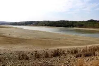 Bıyıkali Göletinde su seviyesi düştü sulamaya ara verildi Bıyıkali Göletinde su seviyesi düştü sulamaya ara verildi