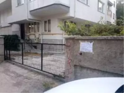 Kapısına çöp bırakanları caydırmak için duvarına 'Beddua ederim, koronavirüs olursun' yazdı, bir daha kimse çöp atmadı Kapısına çöp bırakanları caydırmak için duvarına 'Beddua ederim, koronavirüs olursun' yazdı, bir daha kimse çöp atmadı