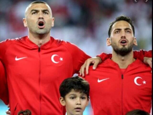 Burak Yılmaz, lüks villasını Hakan Çalhanoğlu'na 14 milyon euroya sattı Burak Yılmaz, lüks villasını Hakan Çalhanoğlu'na 14 milyon euroya sattı