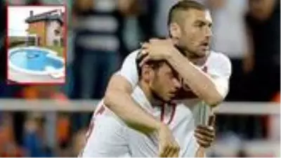 Burak Yılmaz, lüks villasını Hakan Çalhanoğlu'na 125 milyon liraya sattı Burak Yılmaz, lüks villasını Hakan Çalhanoğlu'na 125 milyon liraya sattı