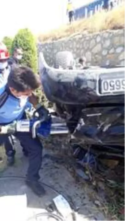 Burhaniye'de otomobil yol kenarına uçtu: 4 yaralı Burhaniye'de otomobil yol kenarına uçtu: 4 yaralı
