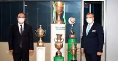 Bursa Valisi Yakup Canbolat, Bursaspor Kulübü'nü ziyaret etti Bursa Valisi Yakup Canbolat, Bursaspor Kulübü'nü ziyaret etti