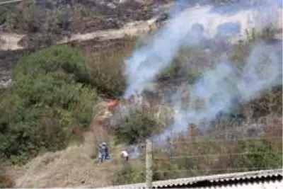 Çalılık alanda çıkan yangın yerleşim yerlerine ilerliyor Çalılık alanda çıkan yangın yerleşim yerlerine ilerliyor