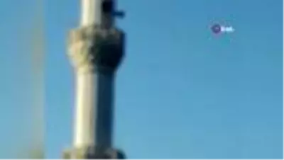 Cami minaresinde dolaşan tilki görenleri şaşırttı Cami minaresinde dolaşan tilki görenleri şaşırttı