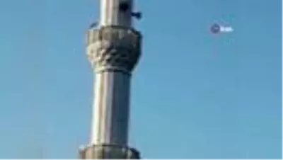 Cami minaresinde dolaşan tilki görenleri şaşırttı Cami minaresinde dolaşan tilki görenleri şaşırttı