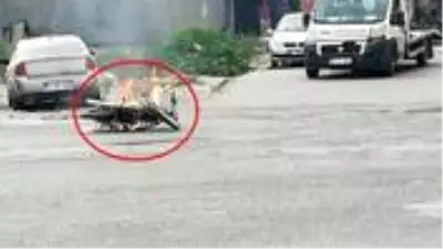 Ceza yazılmasına kızan sürücü, motosikletini cadde ortasında ateşe verdi Ceza yazılmasına kızan sürücü, motosikletini cadde ortasında ateşe verdi