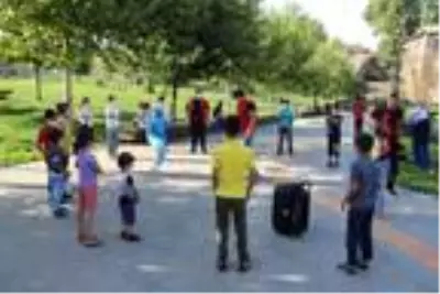 Son Dakika | Çocukları eğlendirip, tıraş ettiler Son Dakika | Çocukları eğlendirip, tıraş ettiler