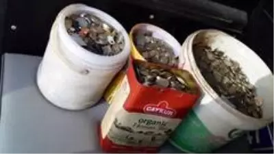 Çöp evden bidon bidon madeni ve kağıt para çıktı Çöp evden bidon bidon madeni ve kağıt para çıktı