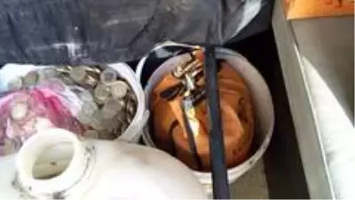 Çöp evden bidon bidon madeni ve kağıt para çıktı Çöp evden bidon bidon madeni ve kağıt para çıktı