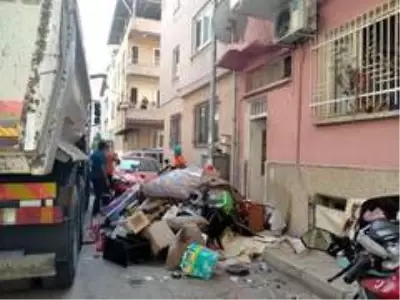 Çöp evden bidon bidon madeni ve kağıt para çıktı Çöp evden bidon bidon madeni ve kağıt para çıktı