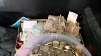 Çöp evden bidon bidon madeni ve kağıt para çıktı Çöp evden bidon bidon madeni ve kağıt para çıktı