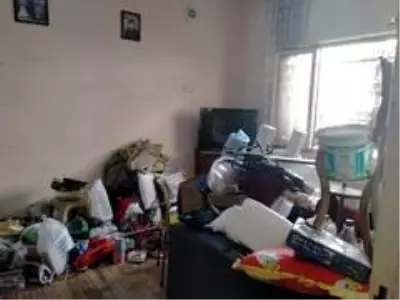 Çöp evden bidon bidon madeni ve kağıt para çıktı Çöp evden bidon bidon madeni ve kağıt para çıktı