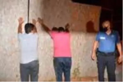 Direksiyona ehliyetsiz oğlunu oturtan alkollü baba, kovalamaca sonucu yakalandı Direksiyona ehliyetsiz oğlunu oturtan alkollü baba, kovalamaca sonucu yakalandı