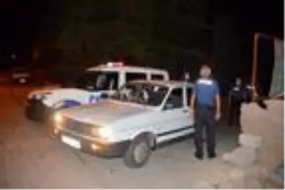Direksiyona ehliyetsiz oğlunu oturtan alkollü baba, kovalamaca sonucu yakalandı Direksiyona ehliyetsiz oğlunu oturtan alkollü baba, kovalamaca sonucu yakalandı
