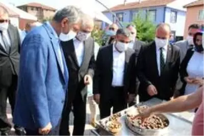 Düzce'nin meşhur kestanesi Bakan Yardımcısı Alpaslan'a ikram edildi Düzce'nin meşhur kestanesi Bakan Yardımcısı Alpaslan'a ikram edildi