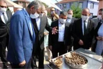 Düzce'nin meşhur kestanesi Bakan Yardımcısı Alpaslan'a ikram edildi Düzce'nin meşhur kestanesi Bakan Yardımcısı Alpaslan'a ikram edildi