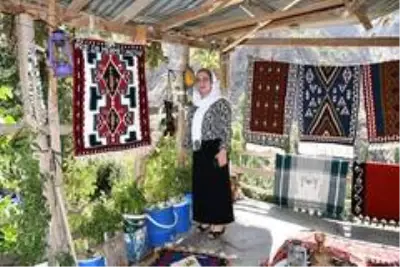 Son dakika haberleri... El emeği göz nuru ürünleri ağaca asarak satıyor Son dakika haberleri... El emeği göz nuru ürünleri ağaca asarak satıyor