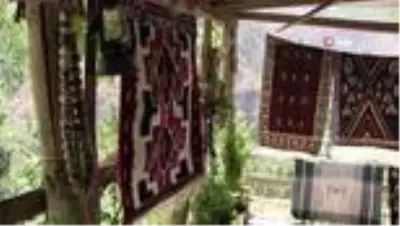 Son dakika haberleri... El emeği göz nuru ürünleri ağaca asarak satıyor Son dakika haberleri... El emeği göz nuru ürünleri ağaca asarak satıyor