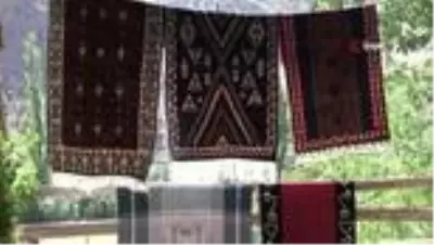 Son dakika haberleri... El emeği göz nuru ürünleri ağaca asarak satıyor Son dakika haberleri... El emeği göz nuru ürünleri ağaca asarak satıyor