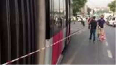 Fatih'te tramvay ile servis aracı çarpıştı (2) Fatih'te tramvay ile servis aracı çarpıştı (2)