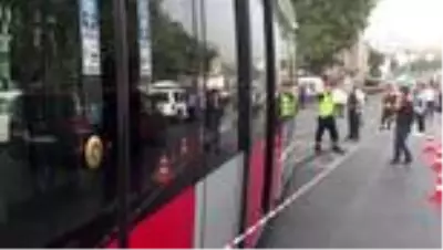 Fatih'te tramvay ile servis aracı çarpıştı (2) Fatih'te tramvay ile servis aracı çarpıştı (2)