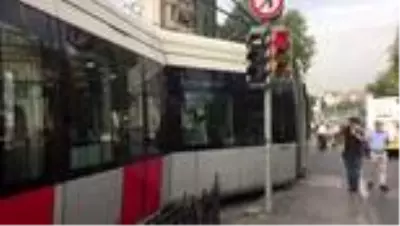 Fatih'te tramvay ile servis aracı çarpıştı (2) Fatih'te tramvay ile servis aracı çarpıştı (2)