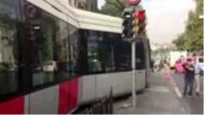 Fatih'te tramvay ile servis aracı çarpıştı (2) Fatih'te tramvay ile servis aracı çarpıştı (2)