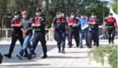 Foça'daki 'emekli öğretmen' cinayeti şüphelileri adliyede Foça'daki 'emekli öğretmen' cinayeti şüphelileri adliyede