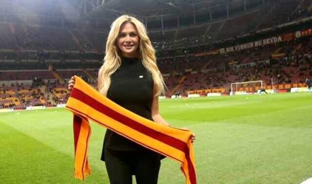 G.Saray'ın Avrupa zaferini Türkçe olarak kutlayan Rus model Lopyreva, sosyal medyada gündem oldu G.Saray'ın Avrupa zaferini Türkçe olarak kutlayan Rus model Lopyreva, sosyal medyada gündem oldu