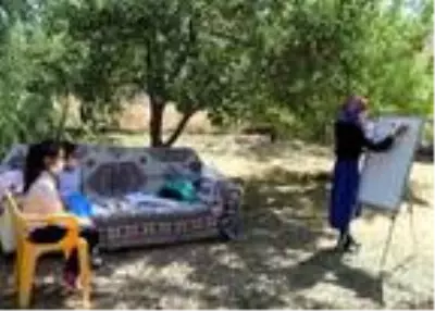 Köy okulunun fedakar öğretmeni, elinde tahtasıyla kapı kapı dolaşıp ders anlatıyor Köy okulunun fedakar öğretmeni, elinde tahtasıyla kapı kapı dolaşıp ders anlatıyor