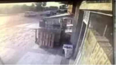 Hafif ticari araç elektrikli bisiklete çarptı: 2 yaralı Hafif ticari araç elektrikli bisiklete çarptı: 2 yaralı