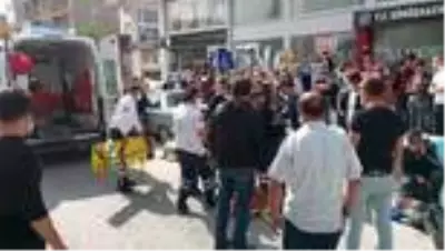 Hafif ticari araç yayalara çarptı: 3 yaralı Hafif ticari araç yayalara çarptı: 3 yaralı