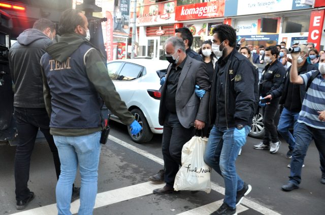 HDP'li Kars Belediye Başkanı Ayhan Bilgen gözaltına alındı! Partililer slogan attı