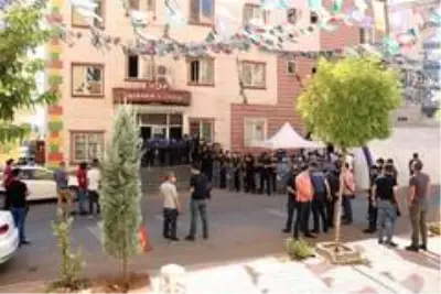 Son dakika... O aileler Kobani olaylarına ilişkin gözaltıları sevinçle karşıladı Son dakika... O aileler Kobani olaylarına ilişkin gözaltıları sevinçle karşıladı