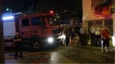 İki katlı iki metruk binada çıkan yangın mahalleliyi korkuttu İki katlı iki metruk binada çıkan yangın mahalleliyi korkuttu