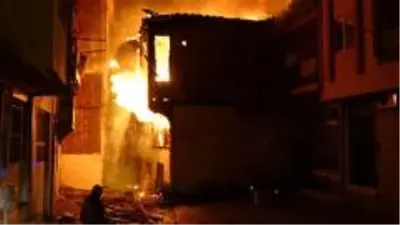 İki katlı iki metruk binada çıkan yangın mahalleliyi korkuttu İki katlı iki metruk binada çıkan yangın mahalleliyi korkuttu
