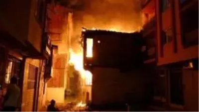 İki katlı iki metruk binada çıkan yangın mahalleliyi korkuttu İki katlı iki metruk binada çıkan yangın mahalleliyi korkuttu
