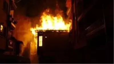 İki katlı iki metruk binada çıkan yangın mahalleliyi korkuttu İki katlı iki metruk binada çıkan yangın mahalleliyi korkuttu