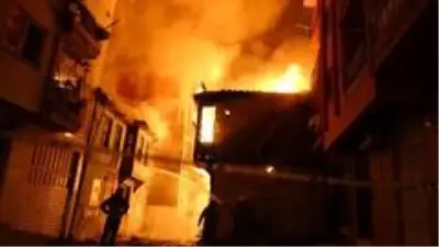 İki katlı iki metruk binada çıkan yangın mahalleliyi korkuttu İki katlı iki metruk binada çıkan yangın mahalleliyi korkuttu