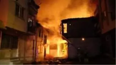 İki katlı iki metruk binada çıkan yangın mahalleliyi korkuttu İki katlı iki metruk binada çıkan yangın mahalleliyi korkuttu