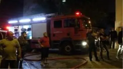 İki katlı iki metruk binada çıkan yangın mahalleliyi korkuttu İki katlı iki metruk binada çıkan yangın mahalleliyi korkuttu