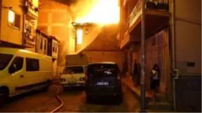 İki katlı iki metruk binada çıkan yangın mahalleliyi korkuttu İki katlı iki metruk binada çıkan yangın mahalleliyi korkuttu