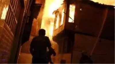 İki katlı iki metruk binada çıkan yangın mahalleliyi korkuttu İki katlı iki metruk binada çıkan yangın mahalleliyi korkuttu