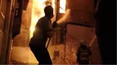 İki katlı iki metruk binada çıkan yangın mahalleliyi korkuttu İki katlı iki metruk binada çıkan yangın mahalleliyi korkuttu